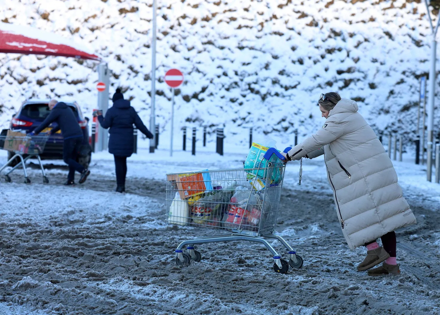 الثلوج في آيرلندا (رويترز)