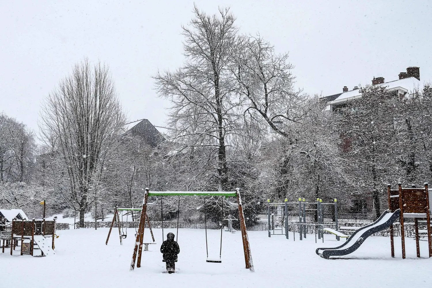 الثلوج في بلجيكا (رويترز)