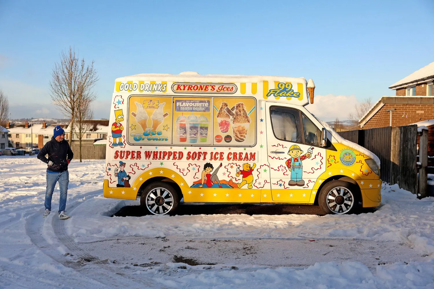 الثلوج في بريطانيا (رويترز)