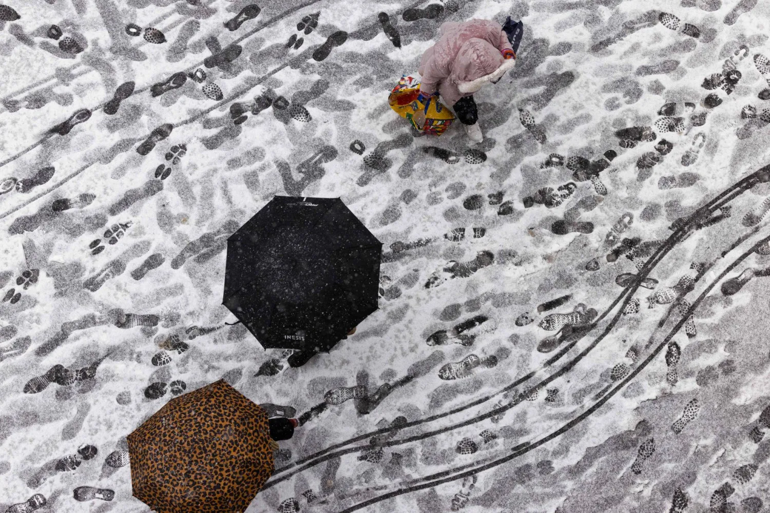 الثلوج في باريس (أ.ف.ب)