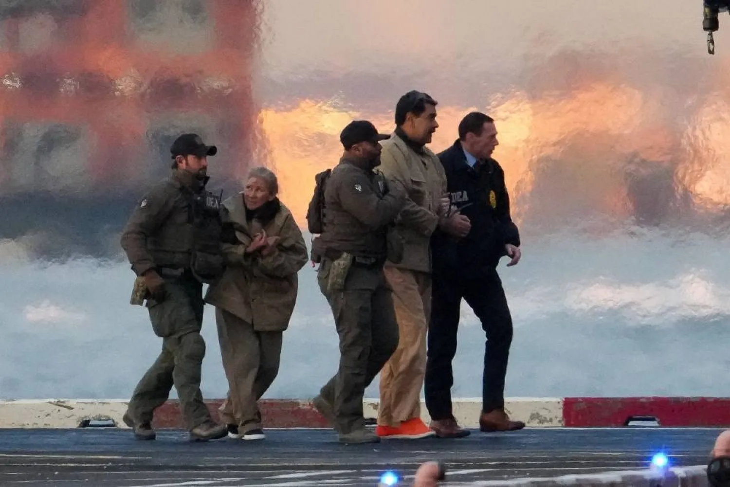 مادورو وزوجته لحظة وصولهما بالمروحية إلى مقر قريب من المحكمة في نيويورك (رويترز)