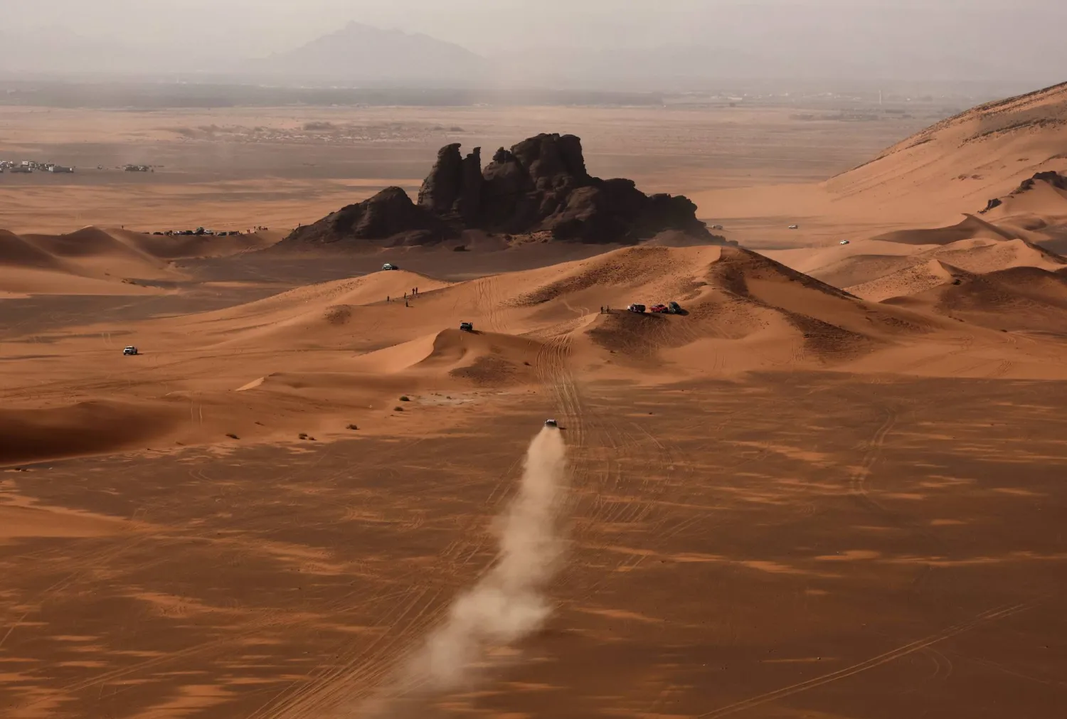 تواصلت الاثنين منافسات المرحلة الثانية من رالي داكار السعودية (رويترز)