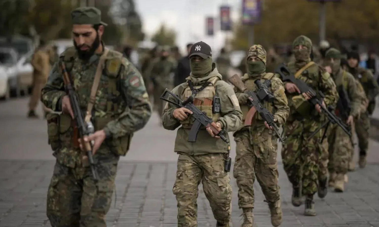 Suriye'nin başkenti Şam'ın merkezinde düzenlenen askerî geçit töreninde Askeri Operasyonlar İdaresi'ne bağlı birlikler, 27 Aralık 2024 (AP)