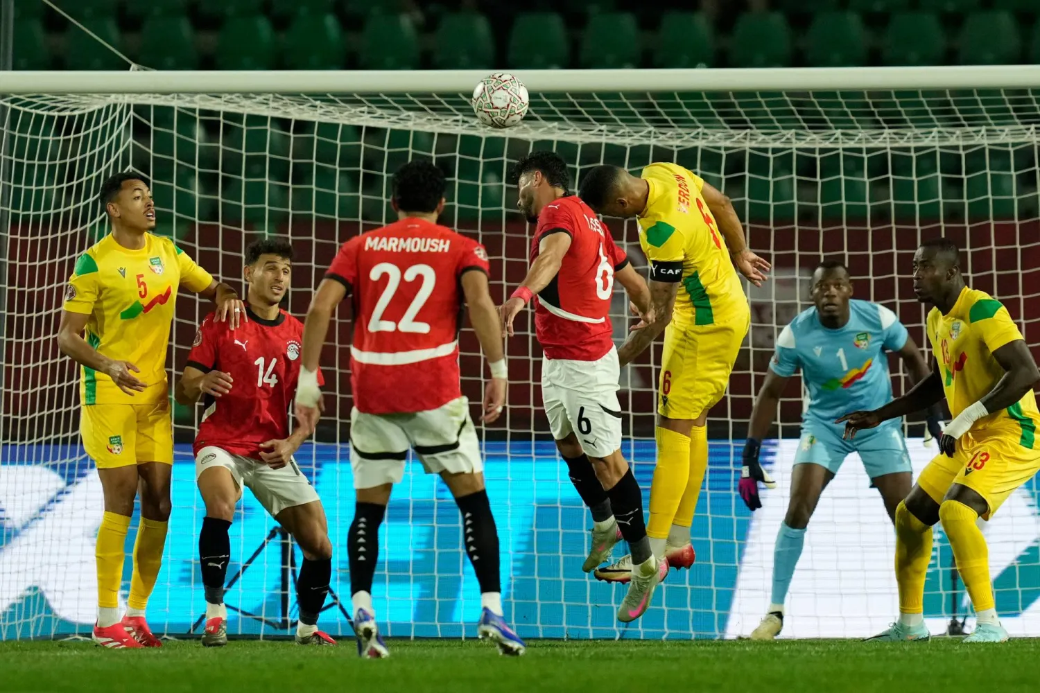 ياسر إبراهيم لاعب مصر (في الوسط) يسجل برأسه هدف منتخب بلاده الثاني في مرمى بنين (اب)