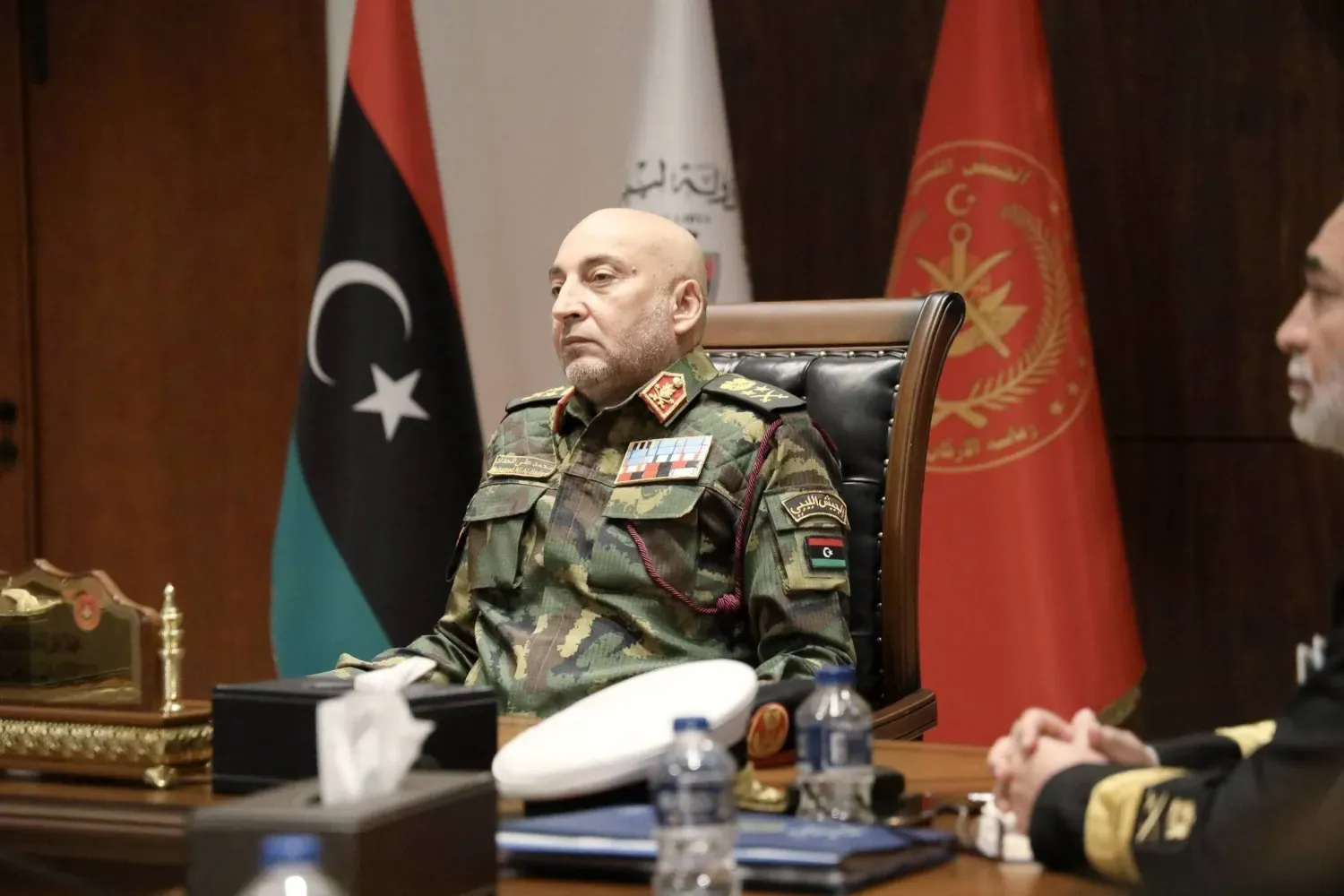 El-Haddad, uçağı Türkiye'de düşmeden önce Libya askeri liderlerinin katıldığı bir toplantıda (Batı Libya Genelkurmay Başkanı)