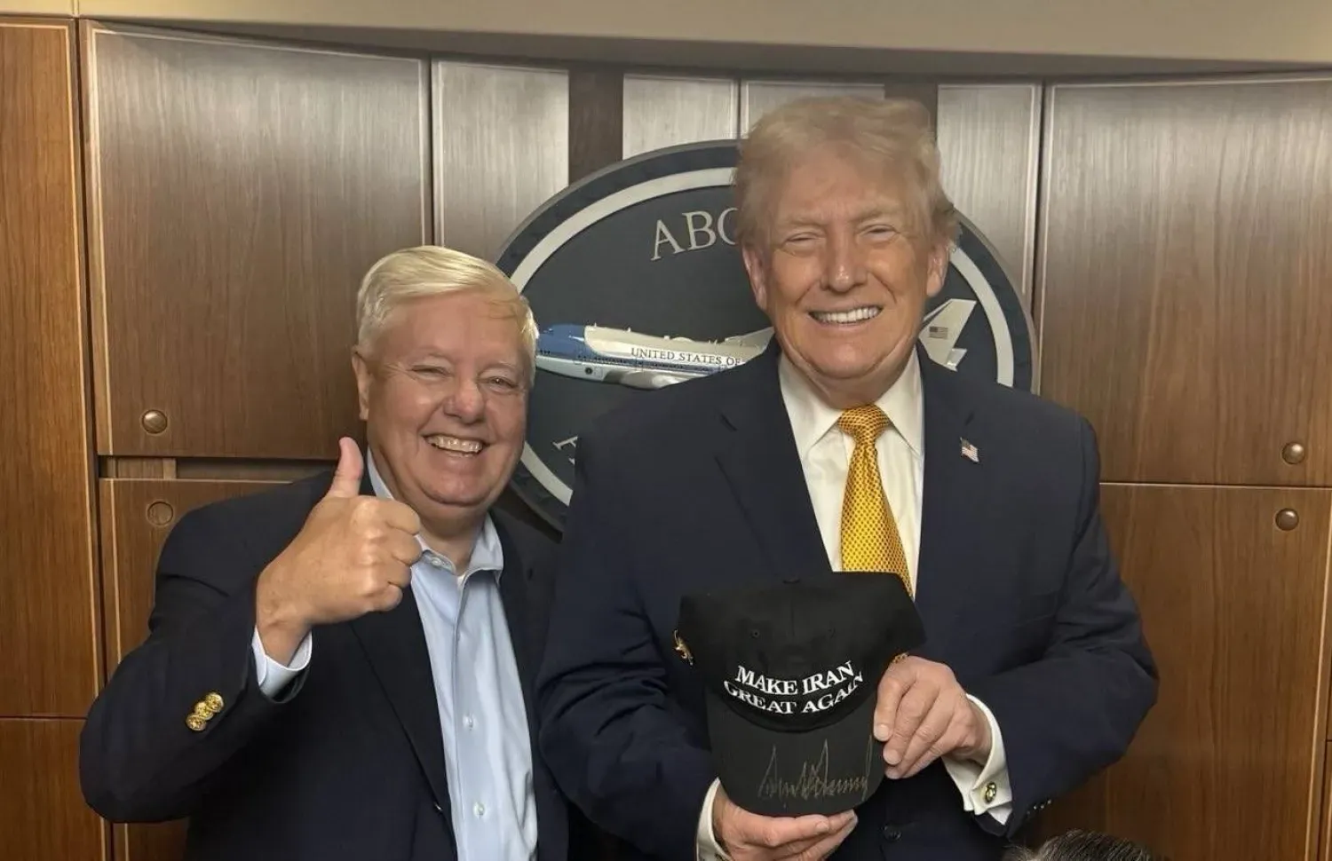 ABD Senatörü Lindsey Graham, dün ABD Başkanı Donald Trump ile birlikte çekilmiş ve üzerinde "İran'ı Yeniden Büyük Yapalım" yazan bir şapka tuttuğu bir fotoğrafını paylaştı.