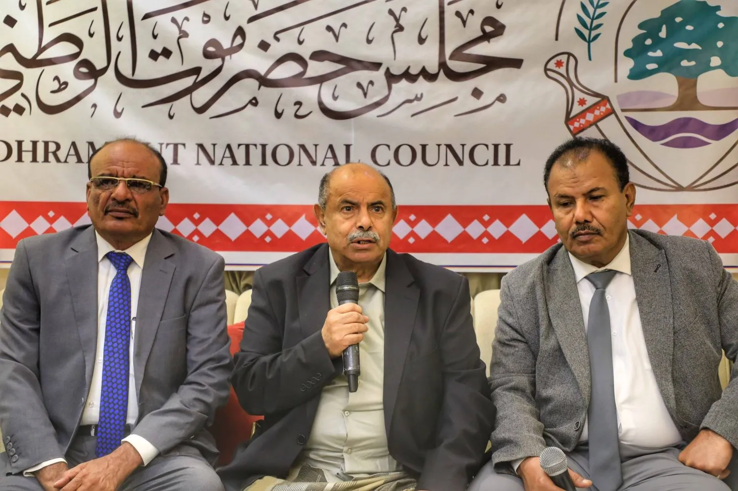 المحافظ سالم الخنبشي عقب افتتاح مقر مجلس حضرموت الوطني بسيئون (مجلس حضرموت الوطني)