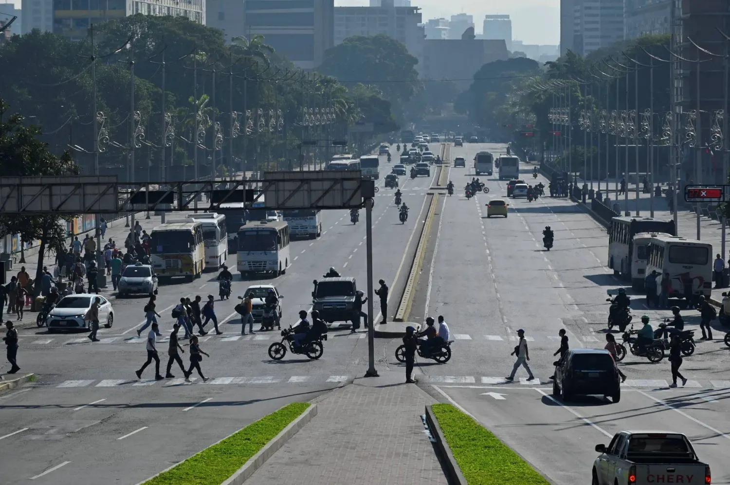 Venezuela'nın başkenti Karakas'ta bir sokak (Reuters)