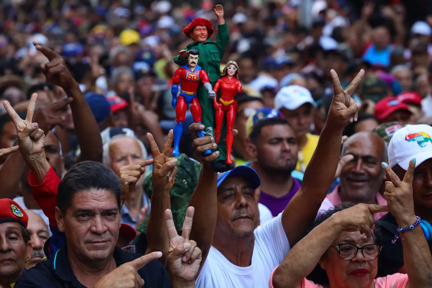 متظاهرون أمس في كاراكاس (د.ب.أ)