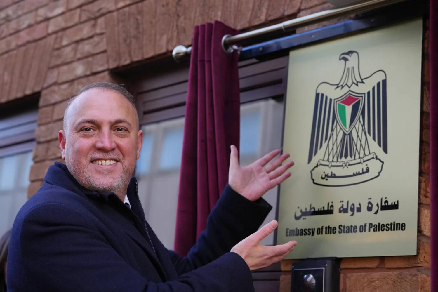  Husam Zomlot, Palestinian head of mission in the UK stands with the plaque at the inauguration ceremony for the Palestinian embassy in London, Monday, Jan. 5, 2026. (AP) 