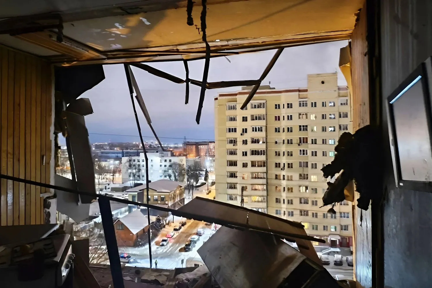 صورة التقطتها ونشرتها لجنة التحقيق الروسية في 6 يناير 2026 تظهر شقةً مُدمّرةً في مبنى سكني إثر هجوم بطائرة مُسيّرة في مدينة تفير (أ.ف.ب)