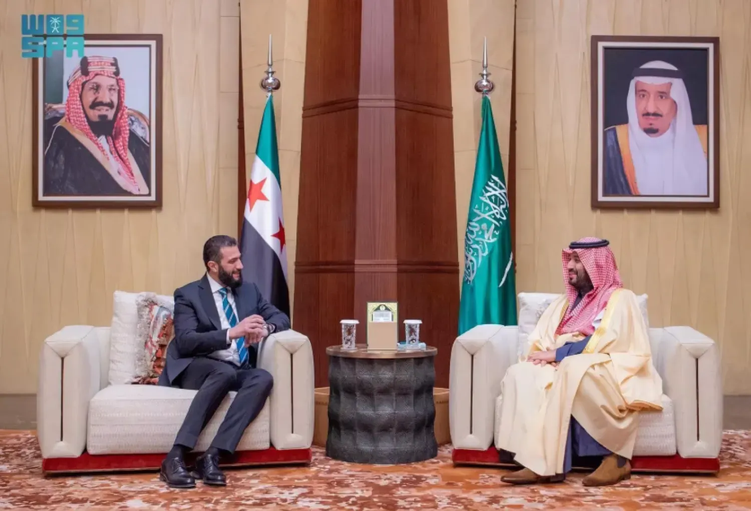 Suudi Arabistan Veliaht Prensi Muhammed bin Selman ile Suriye Cumhurbaşkanı Ahmed eş-Şara (Arşiv – SPA)