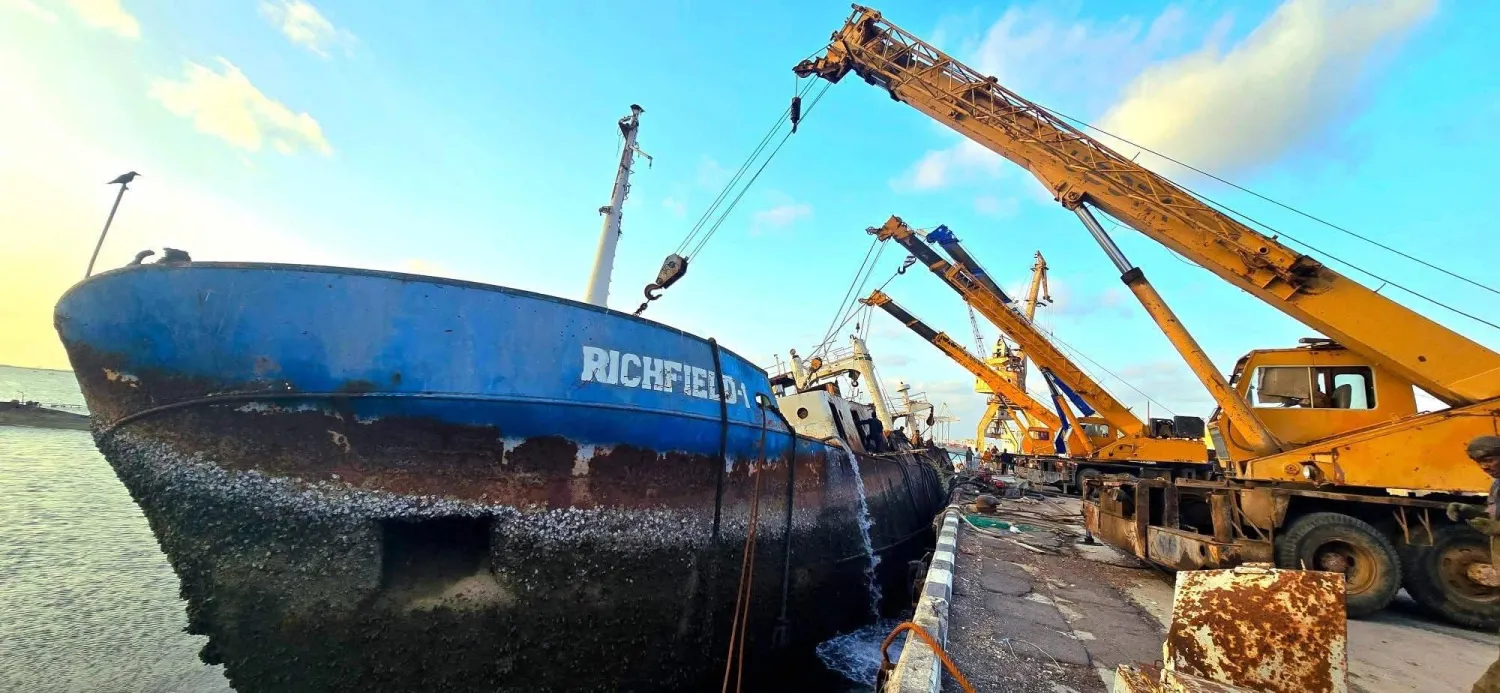 ثاني أكبر سفينة غارقة يجري انتشالها ضمن جهود إعادة تشغيل ميناء الاصطياد بعدن (إعلام حكومي)