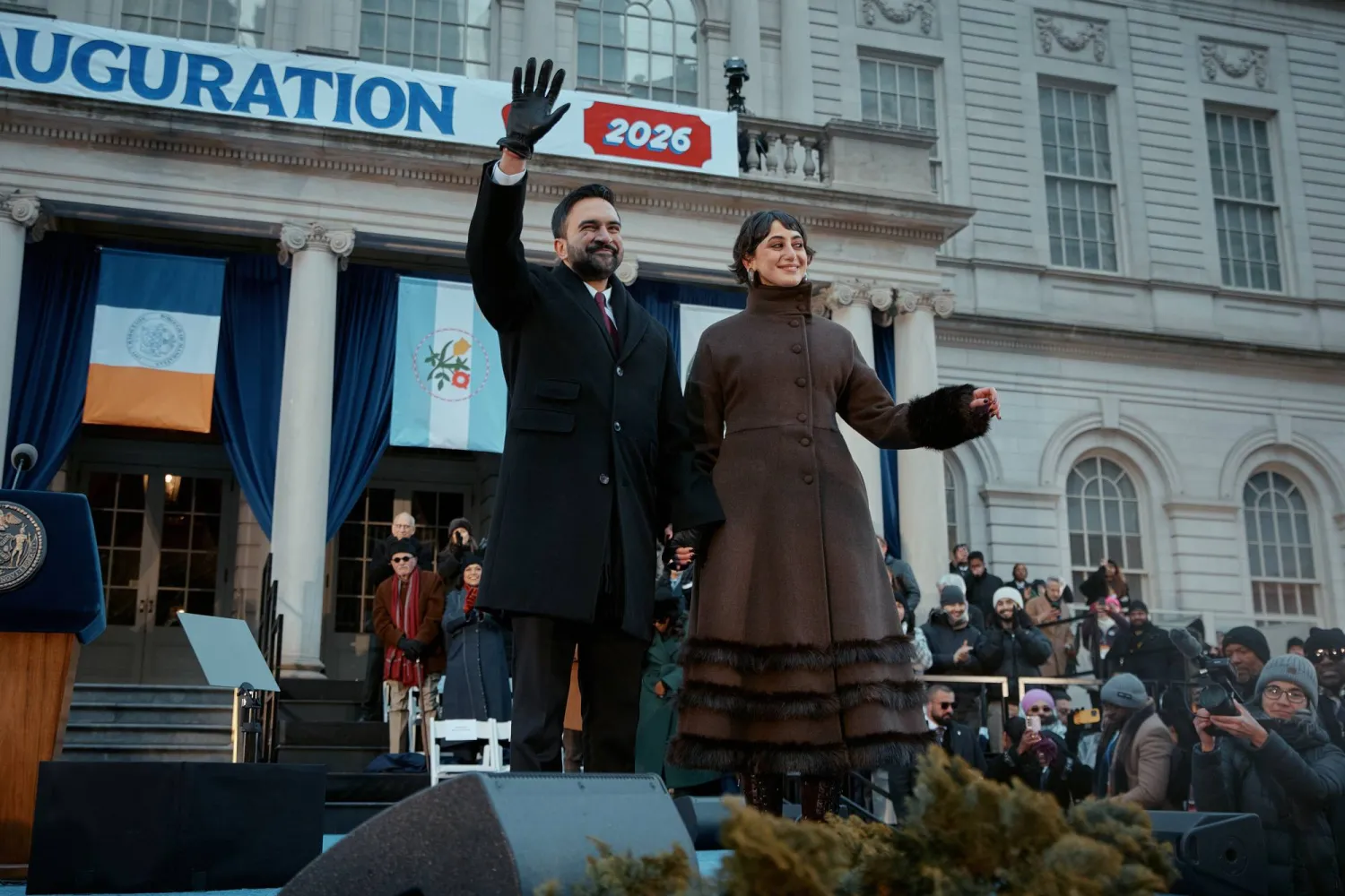 راما دواجي وزهران ممداني في حفل التنصيب (أ.ب)