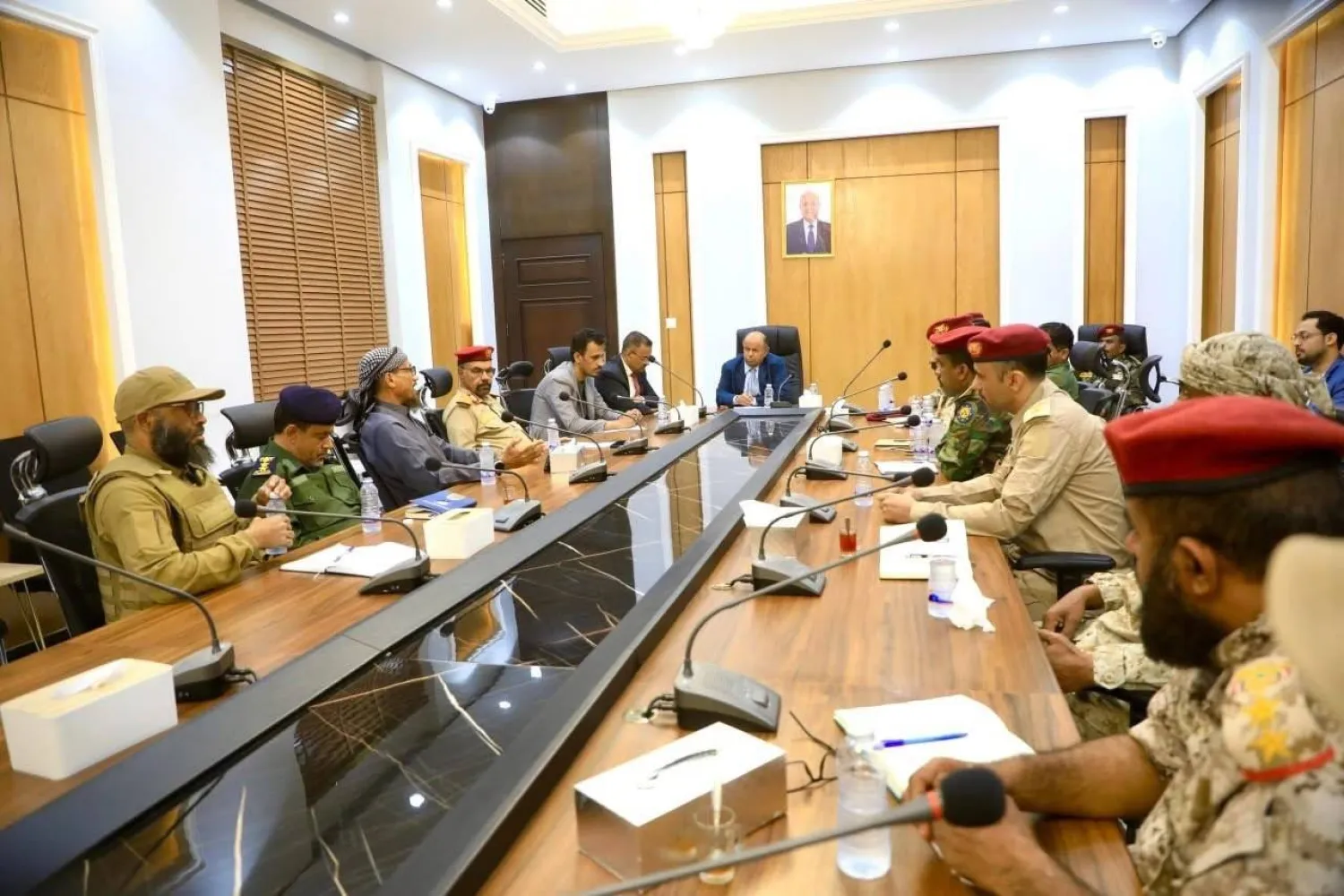 محافظ حضرموت سالم الخنبشي خلال اجتماعه بالأجهزة الأمنية والعسكرية (السلطة المحلية)