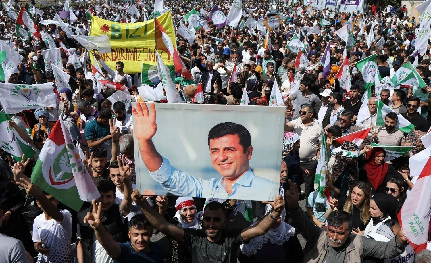 أكراد يرفعون صورة للسياسي الكردي صلاح الدين دميرطاش خلال مظاهرة في جنوب شرقي تركيا للمطالبة بإطلاق سراحه (رويترز)