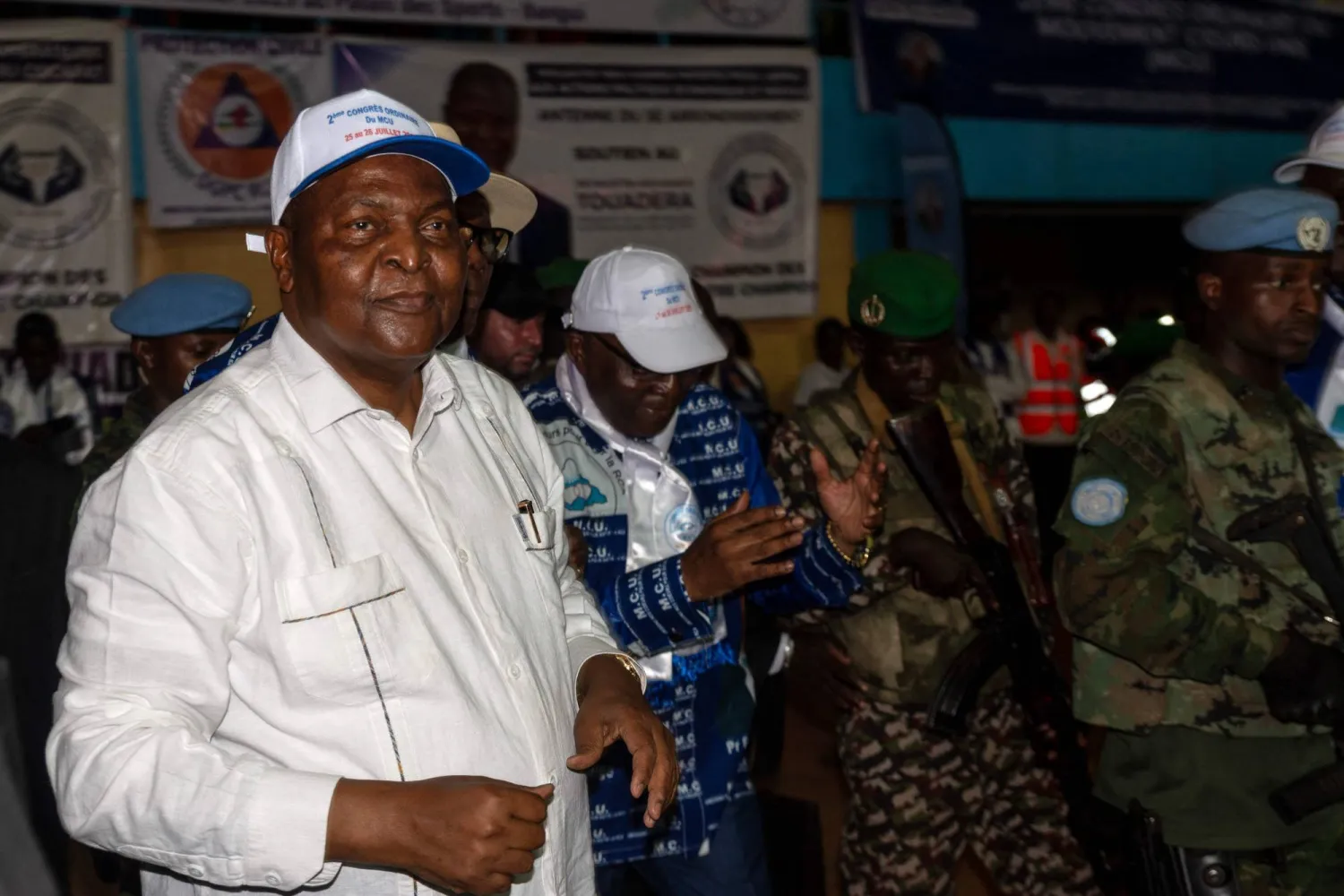 رئيس جمهورية أفريقيا الوسطى فوستين أرشانج تواديرا (يسار) يحضر مؤتمر حركة «القلوب المتحدة» في بانغي (أ.ف.ب)