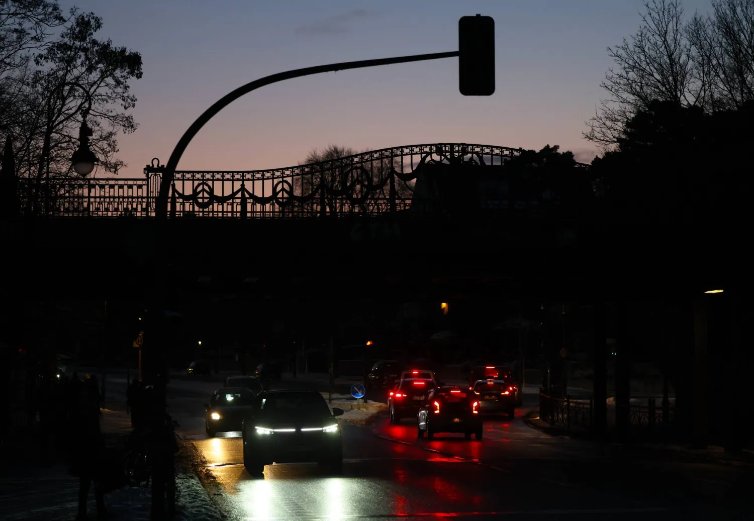ظلام حالك في جنوب برلين التي تعاني من انقطاع الكهرباء بعد إحراق الكابلات (إ.ب.أ)