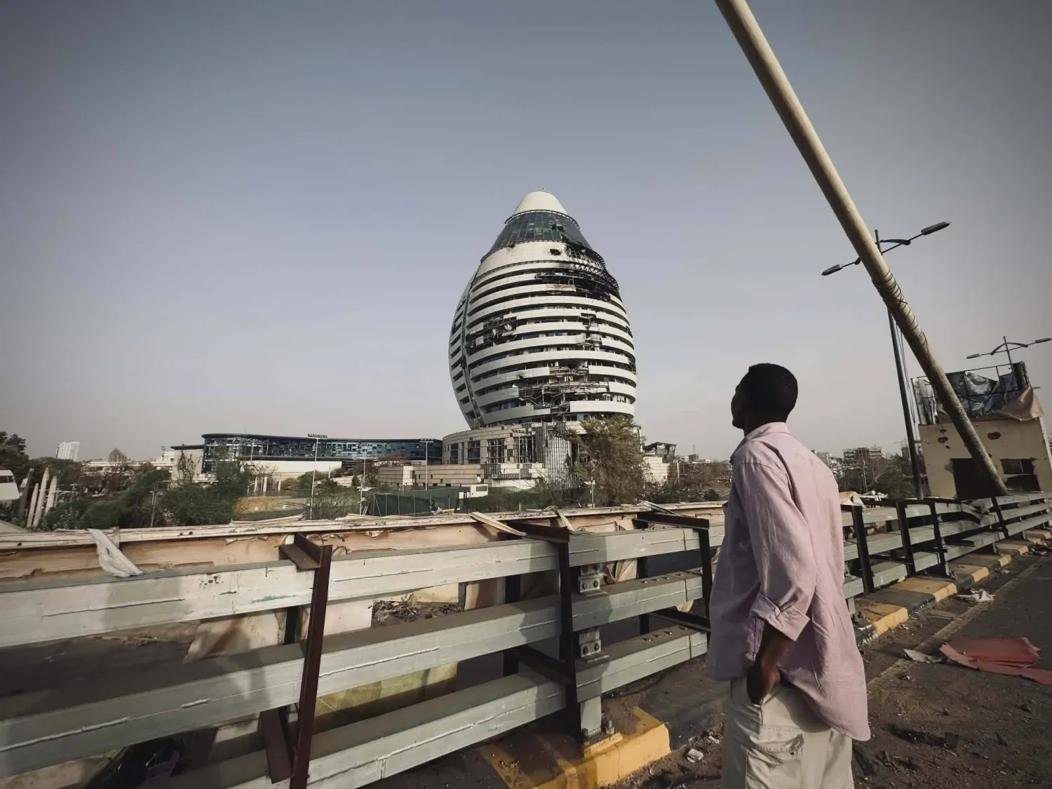 Port Sudan’dan dönecek hükümeti karşılamaya hazırlanan Hartum’daki simge yapılardan biri (Şarku’l Avsat)