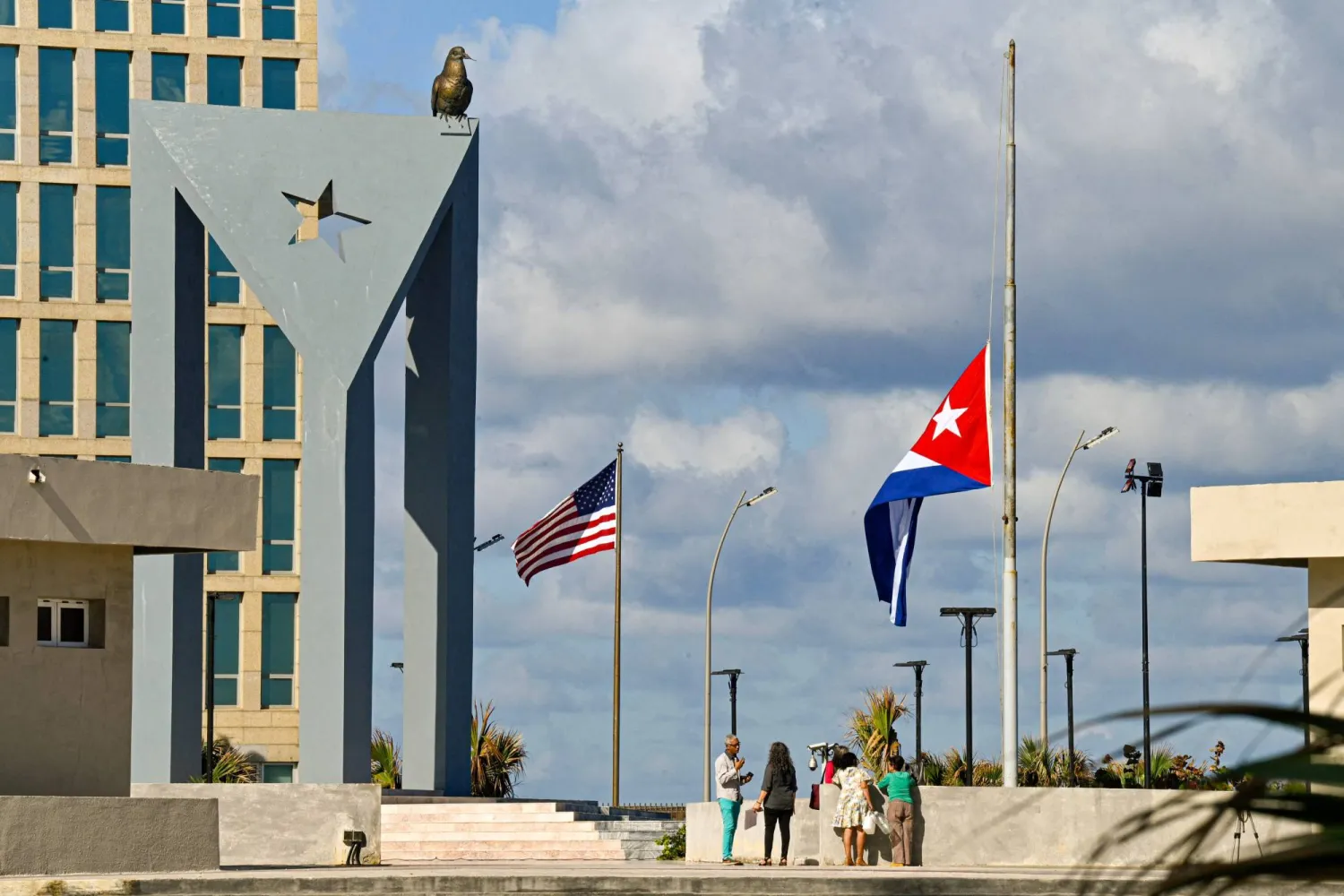 العَلم الوطني الكوبي يرفرف منكساً خارج السفارة الأميركية في هافانا (أ.ف.ب)