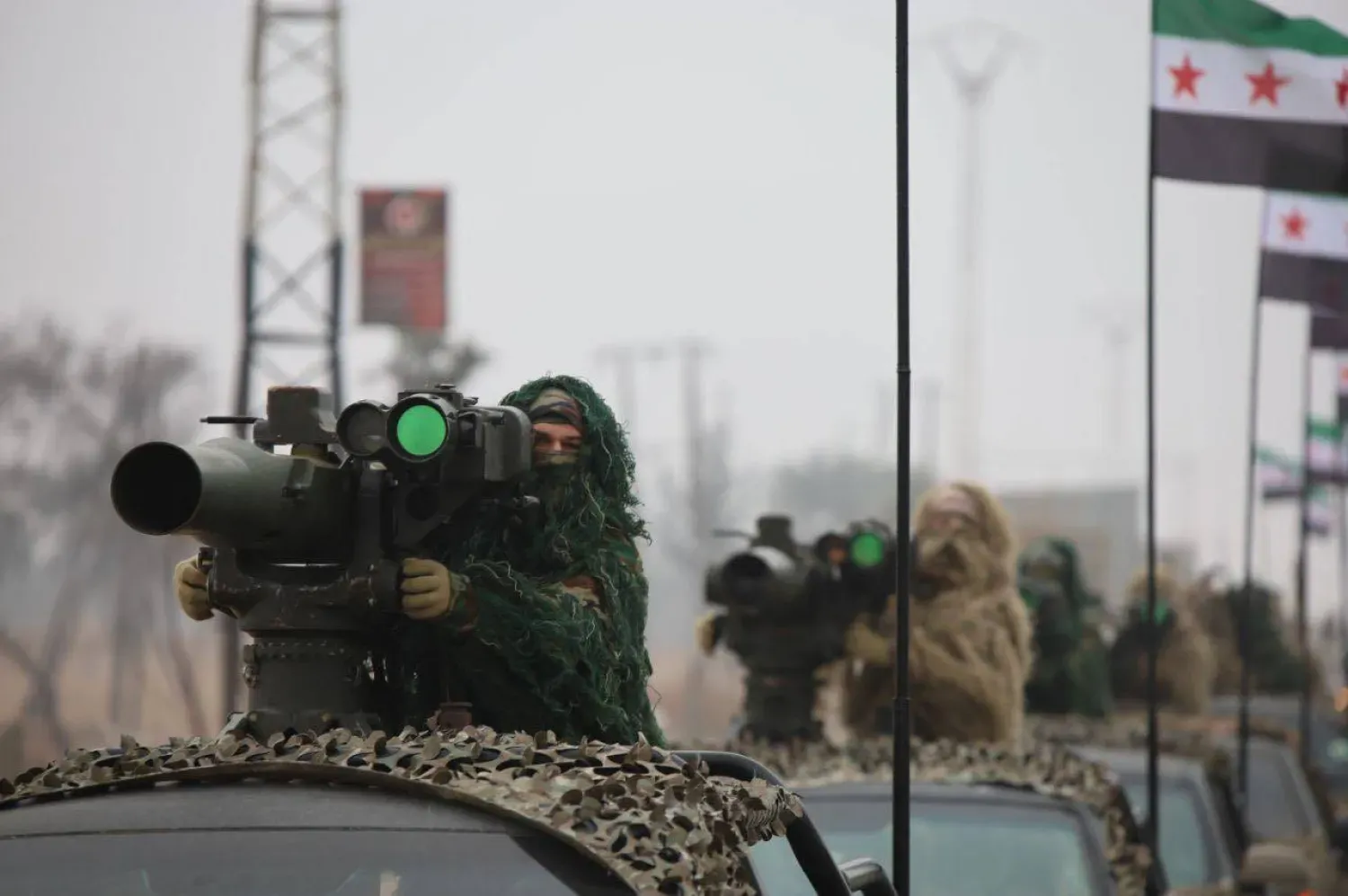 Suriye Devlet Başkanı Beşşar Esed'ın devrilmesinin birinci yıldönümünde Halep'te düzenlenen askeri geçit töreninde, tanksavar füzeleri taşıyan Suriye askerleri (Suriye Savunma Bakanlığı)