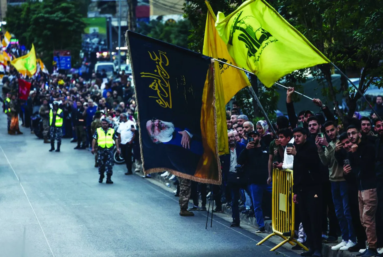 مناصرون يحملون أعلام «حزب الله» اللبناني في بيروت (رويترز)