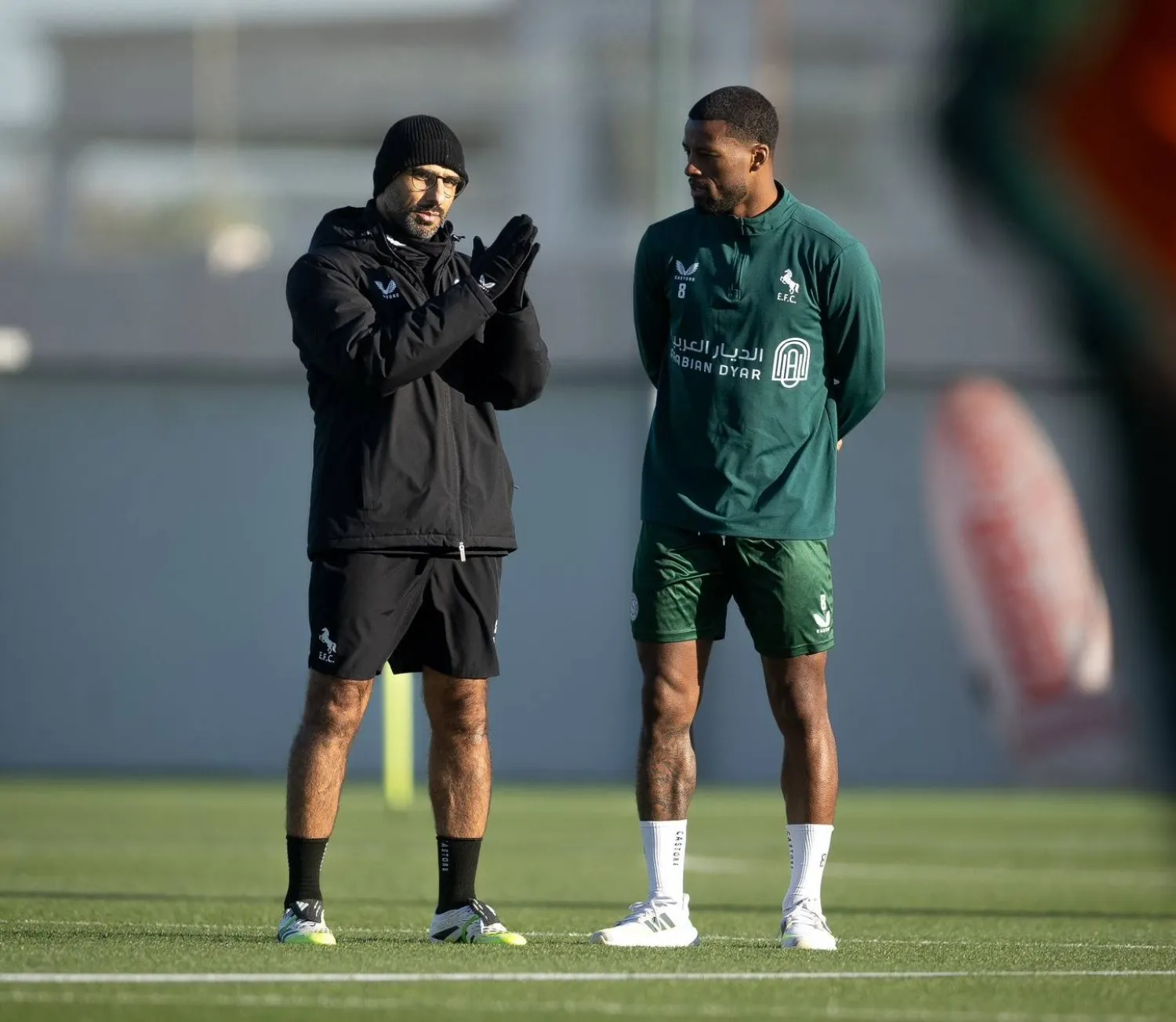 سعد الشهري يتحدث مع أحد اللاعبين خلال التدريبات (نادي الاتفاق)