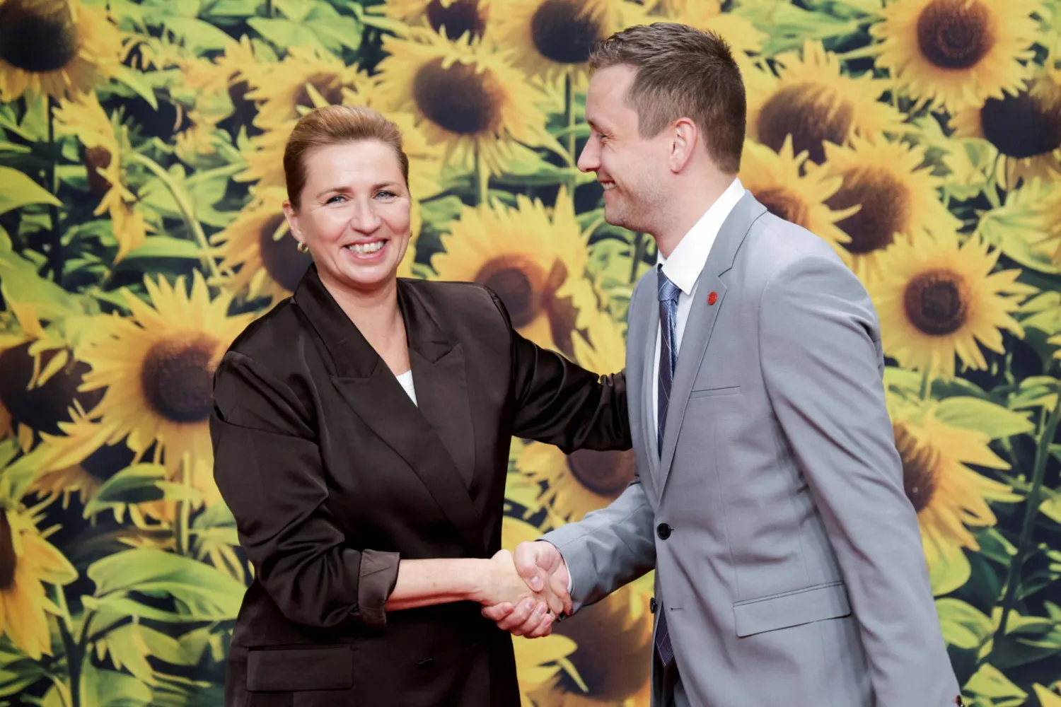 رئيسة وزراء الدنمارك ميته فريدريكسن تستقبل رئيس وزراء غرينلاند ينس فريدريك نيلسن في قمة سياسية أوروبية منعقدة في كوبنهاغن بالدنمارك في 2 أكتوبر 2025 (رويترز)
