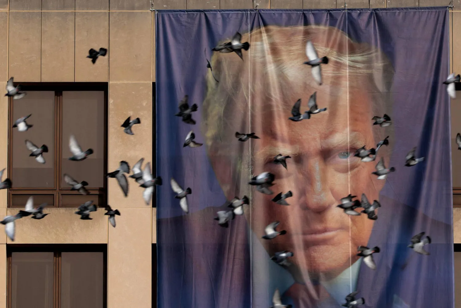 صورة عملاقة للرئيس الأميركي خارج مقر وزارة العمل في واشنطن 5 يناير 2026 (أ.ف.ب)