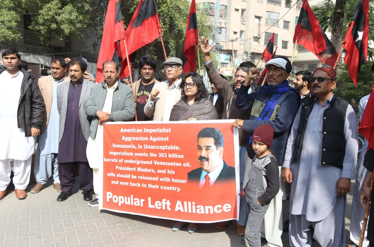 تحالف اليسار الشعبي في مسيرة احتجاجية ضد اعتقال الرئيس الفنزويلي نيكولاس مادورو (إ.ب.أ)