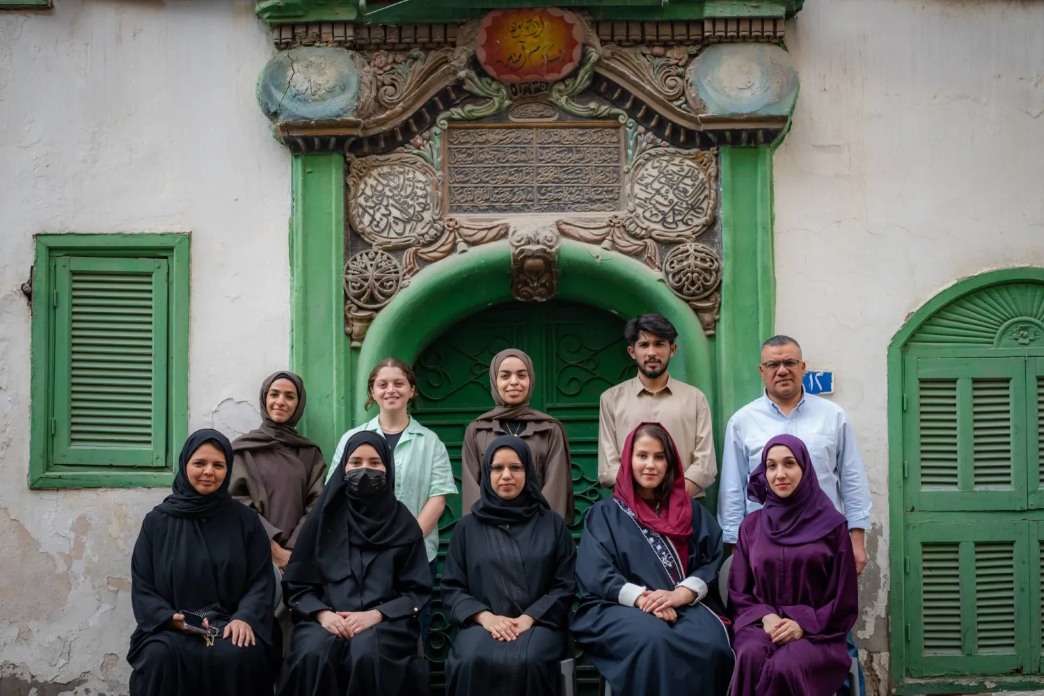 المقيمون أمام بوابة مدرسة الفلاح بجدة التاريخية (خاص)