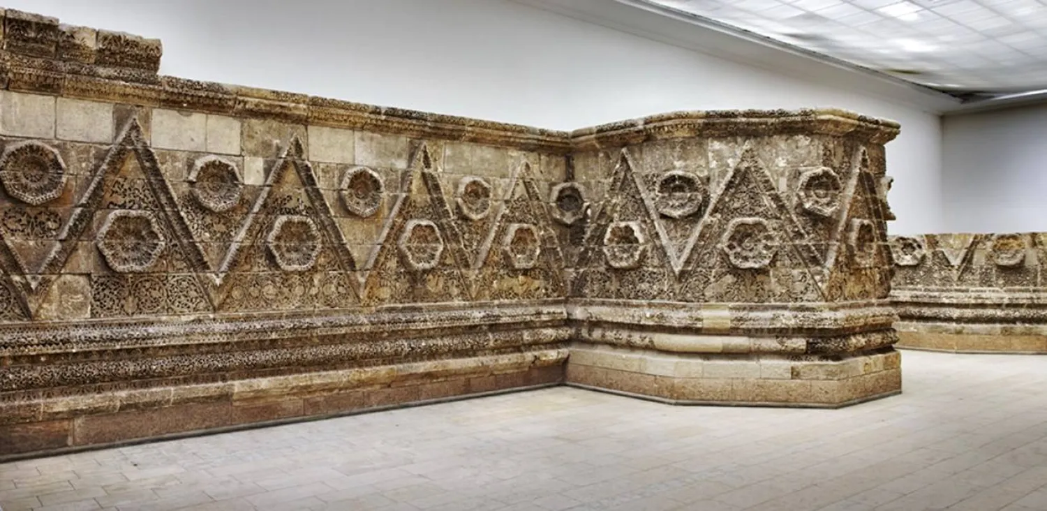 واجهة قصر المشتى في متحف الفن الإسلامي في برلين