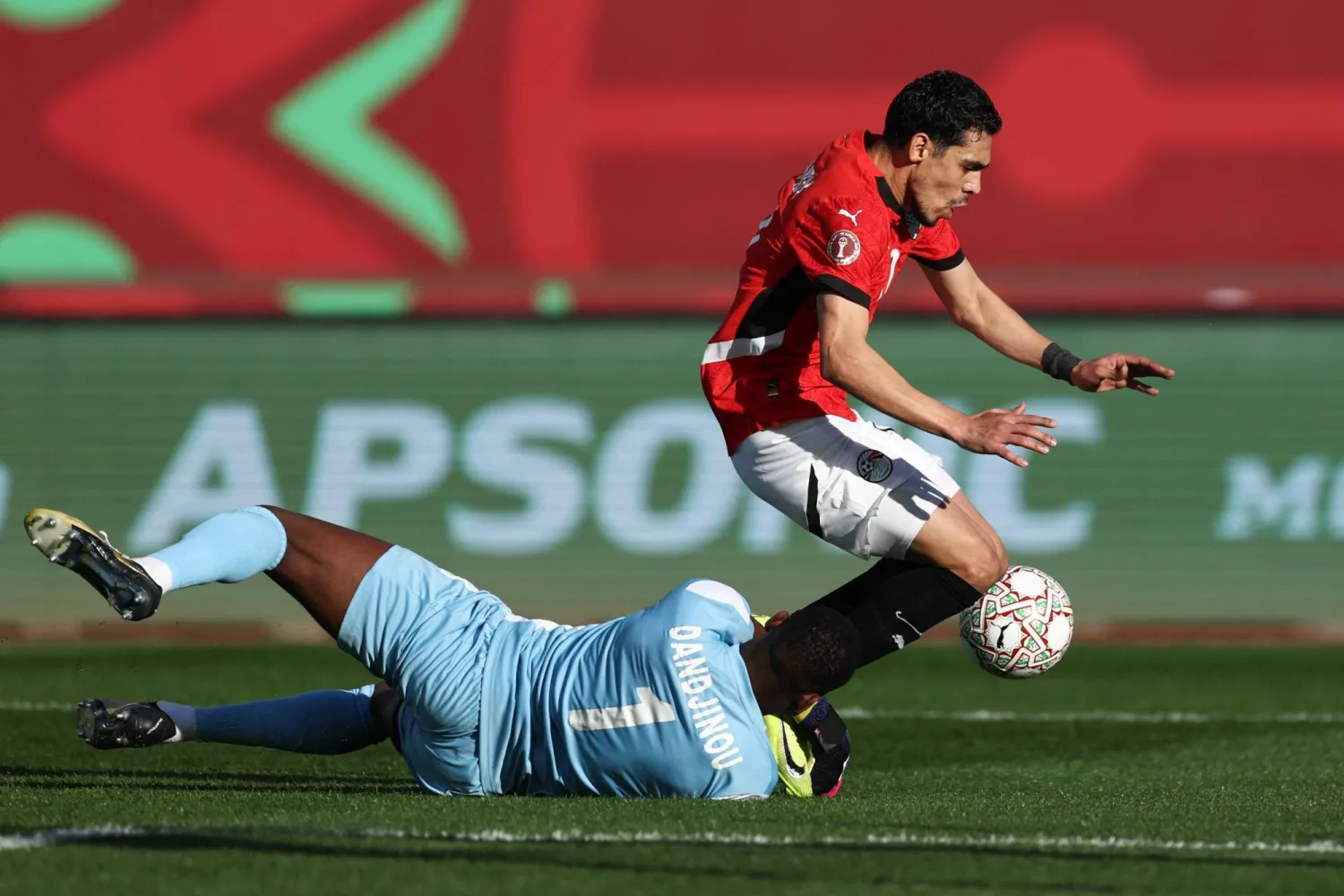 محمد حمدي لحظة إصابته في مواجهة بنين (أ.ف.ب)