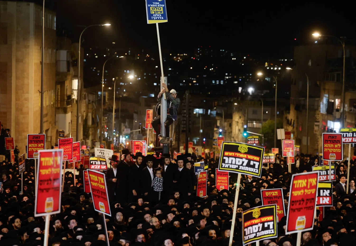 جانب من مسيرة الحريديم في القدس (رويترز)