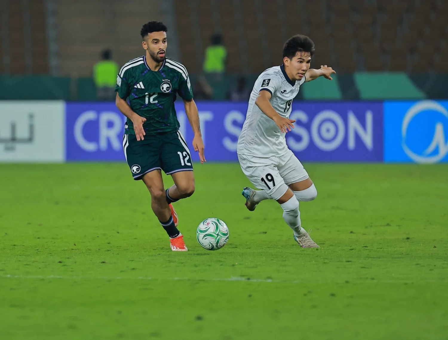 نجح «الأخضر» في تحقيق بداية مثالية له (تصوير: محمد المانع)