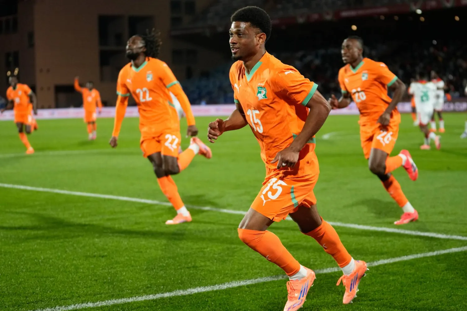 فرحة لاعبي كوت ديفوار بالفوز الكبير على بوركينا (أ.ب)