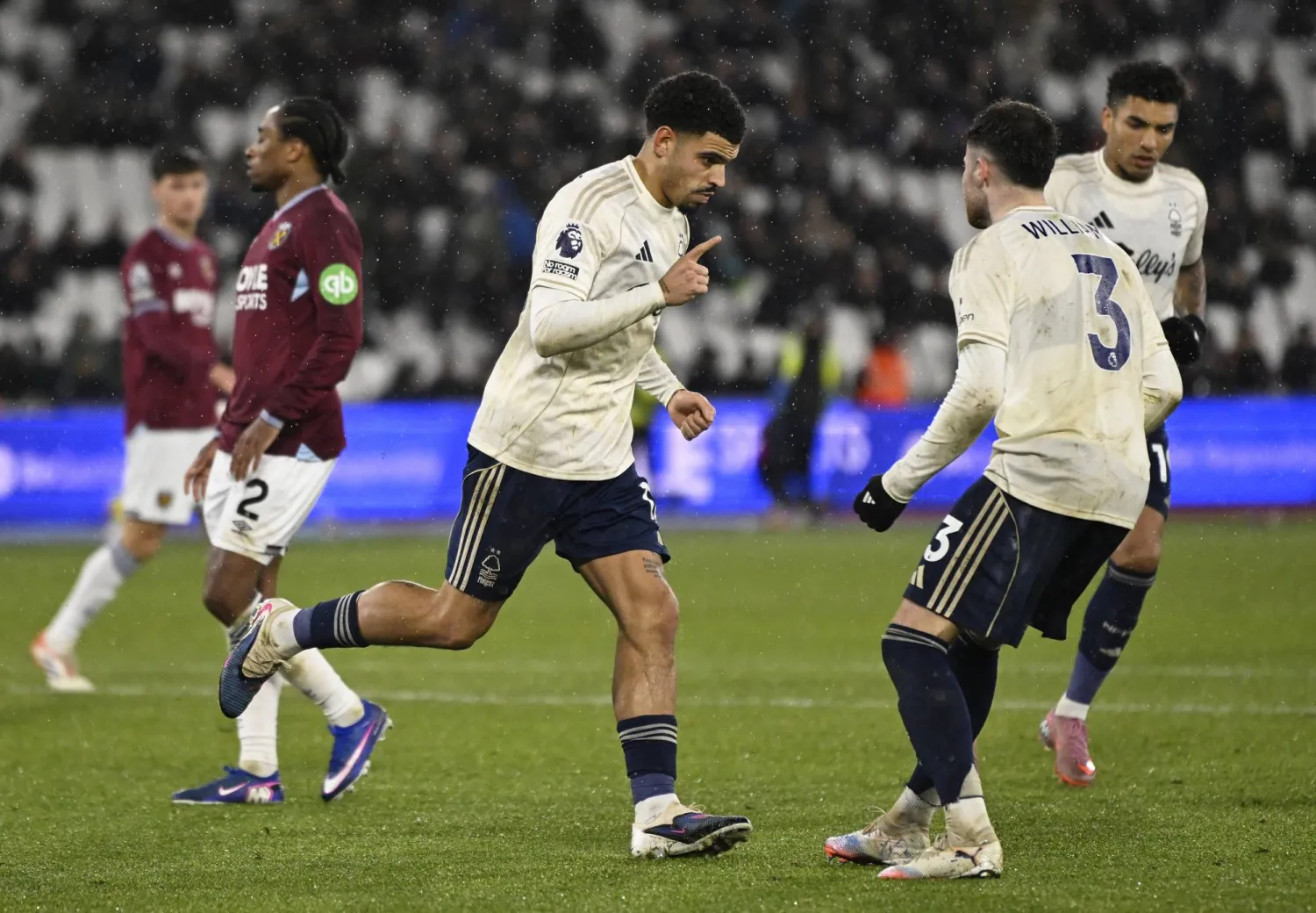 لاعبو فورست يحتفلون بالهدف (رويترز)