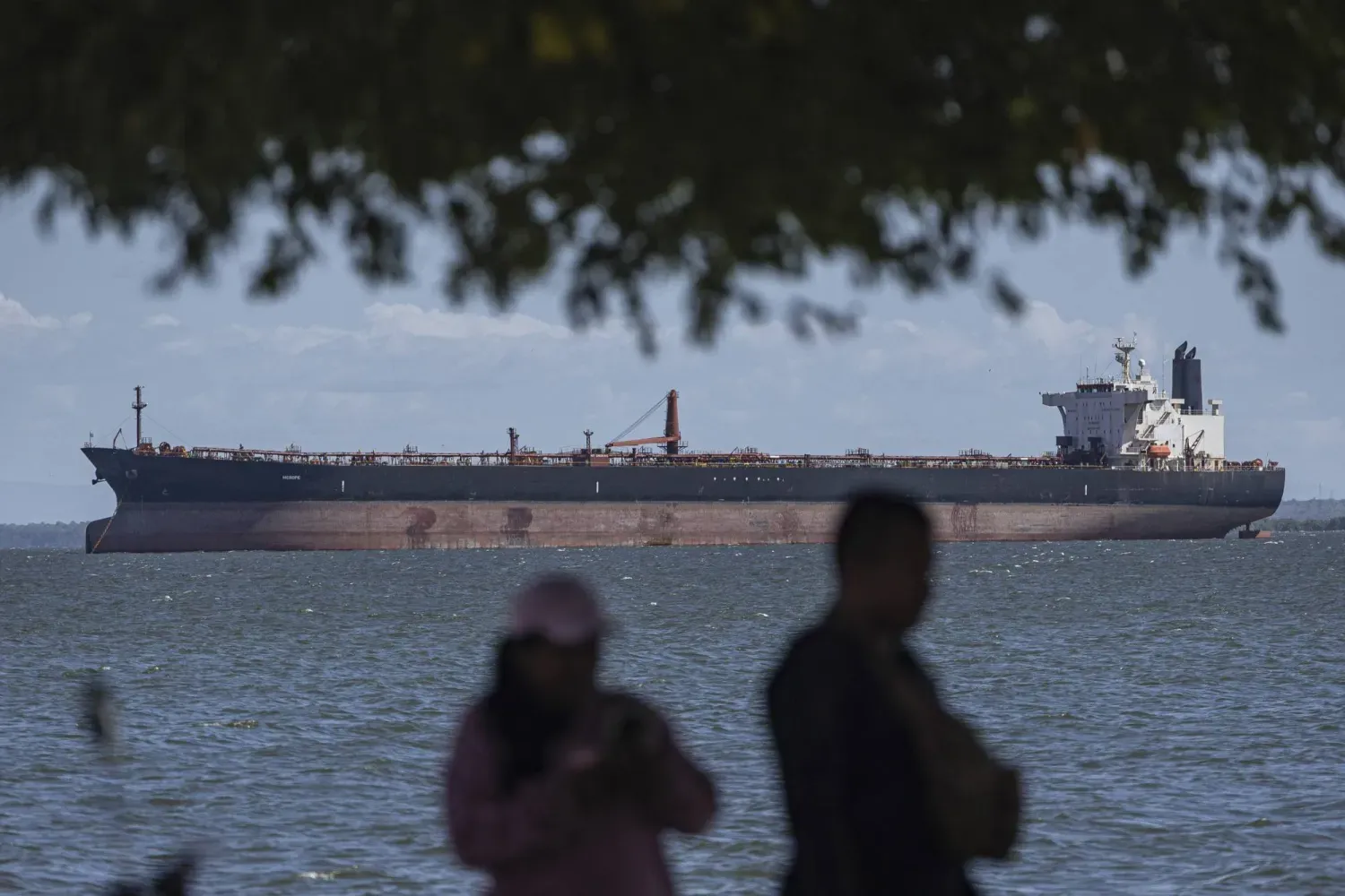 Bir petrol tankeri, Amerika'nın bu sektörü kontrol altına alacağına dair endişeler arasında Venezuela'nın Maracaibo kentindeki Maracaibo Gölü'nde seyrediyor (EPA)