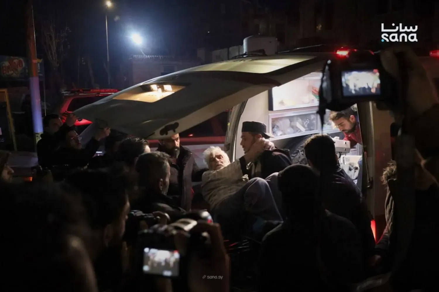 Suriye Demokratik Güçleri’nin (SDG) Halep İç Hastalıkları Hastanesi'ni hedef almasının ardından hastalar ve yaralılar er-Razi Hastanesi'ne getirildi. (SANA)