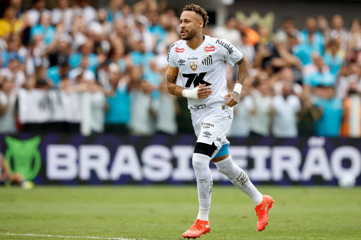 نيمار يمدّد عقده مع سانتوس حتى نهاية 2026 (أ.ف.ب)