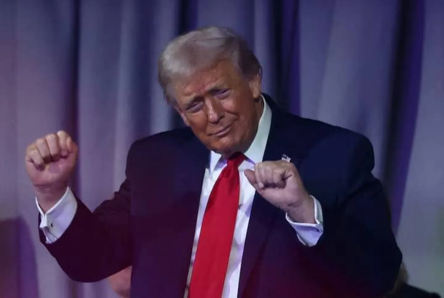 الرئيس الأميركي دونالد ترمب يرقص في «مركز جون إف كينيدي للفنون المسرحية» بواشنطن يوم 5 ديسمبر 2025 (أرشيفية- رويترز)