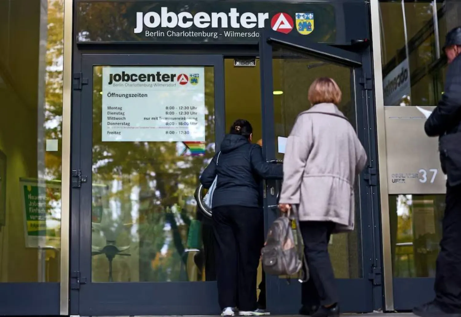 أشخاص يدخلون مركز توظيف في برلين (رويترز)