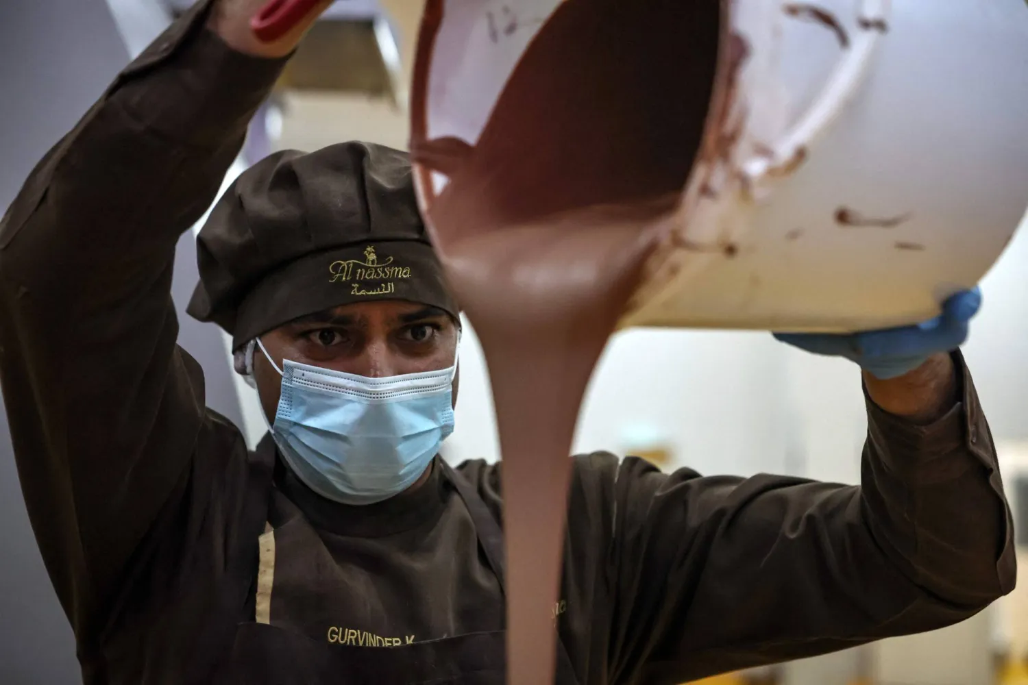 تُعد الشوكولاته الداكنة مصدراً غنياً بالمغنسيوم (أ.ف.ب)