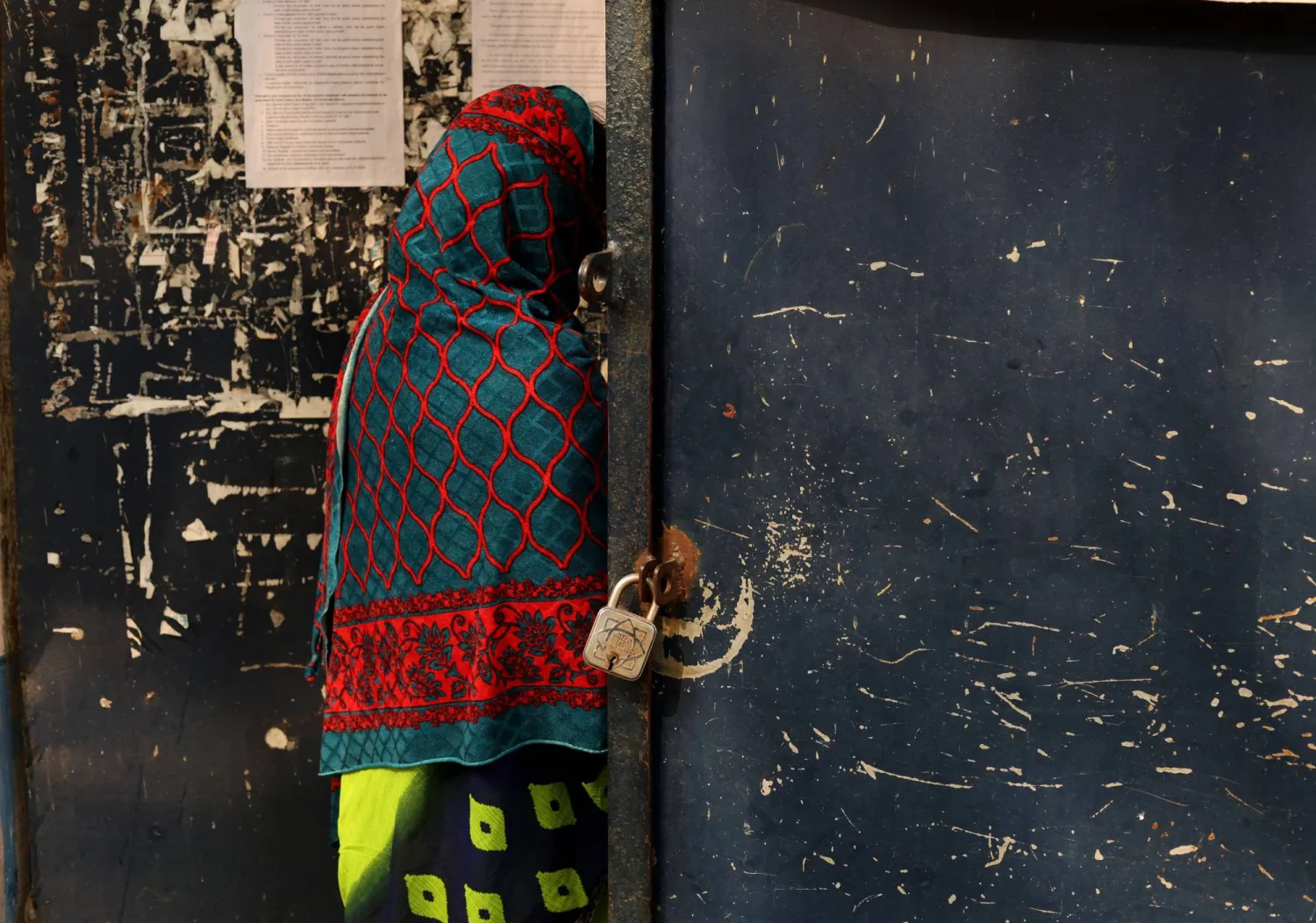 امرأة هندية تزور مكتباً حكومياً في كلكتا الهند (إ.ب.أ)