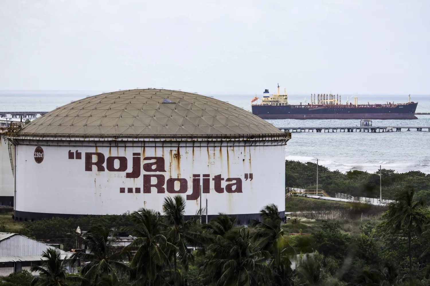 صورة لخزان منتجات بترولية تابع لشركة النفط الحكومية الفنزويلية (د.ب.إ)