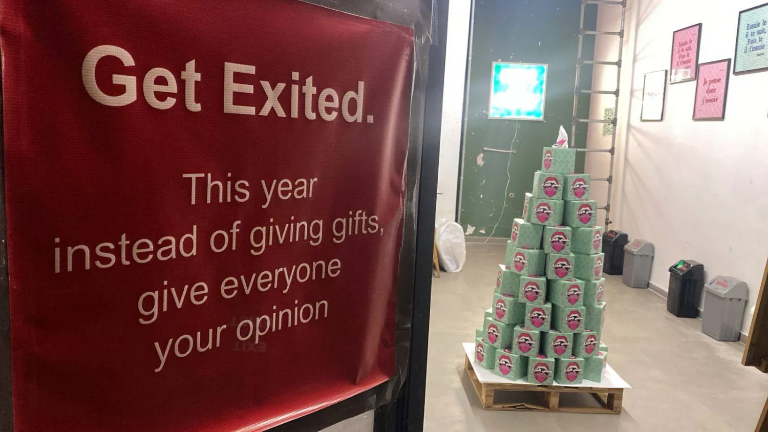 في هذا المعرض أدَّت اللافتات دور التشويش بدل الإرشاد (الشرق الأوسط)