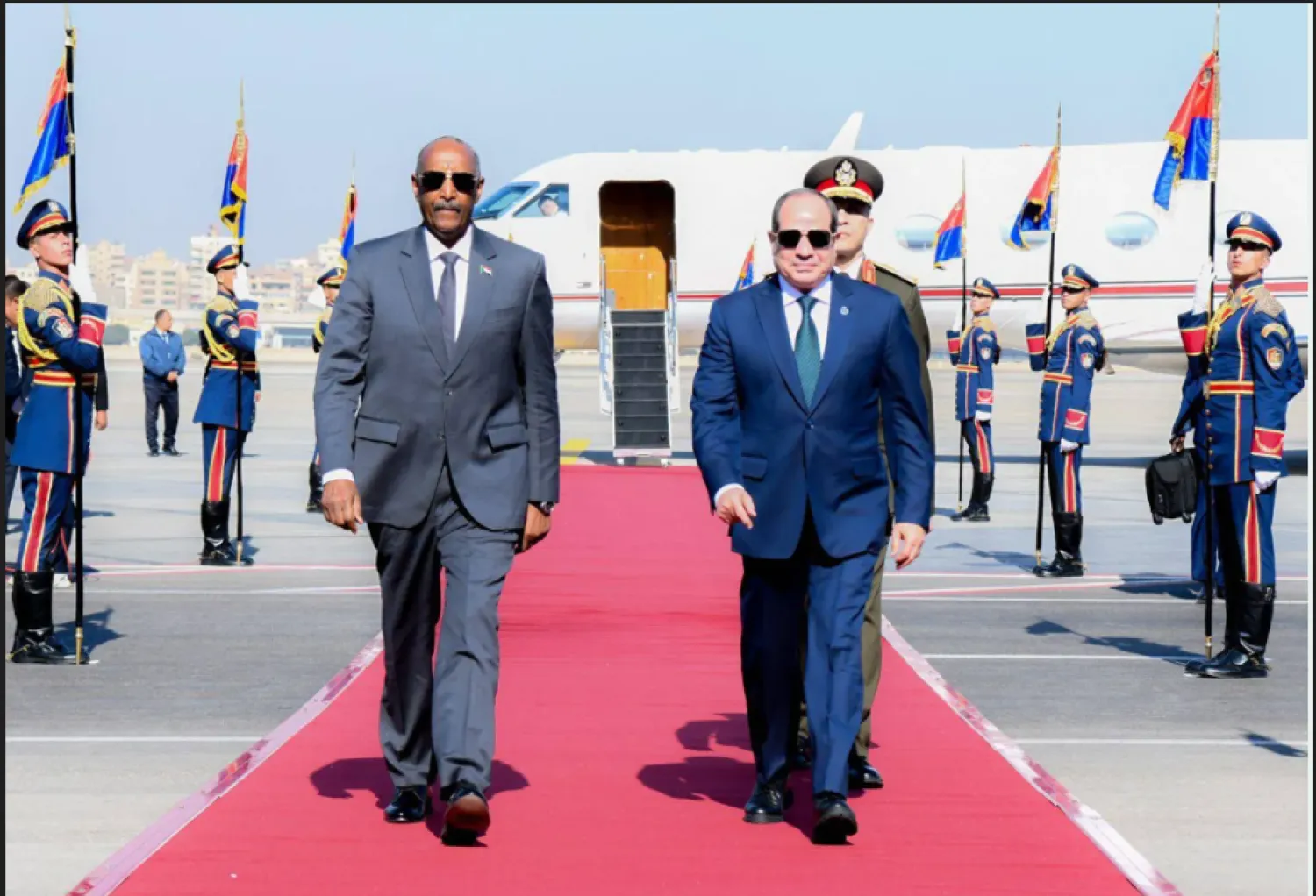 الرئيس المصري عبد الفتاح السيسي خلال استقباله رئيس مجلس السيادة الانتقالي بالسودان في القاهرة الشهر الماضي (الرئاسة المصرية)