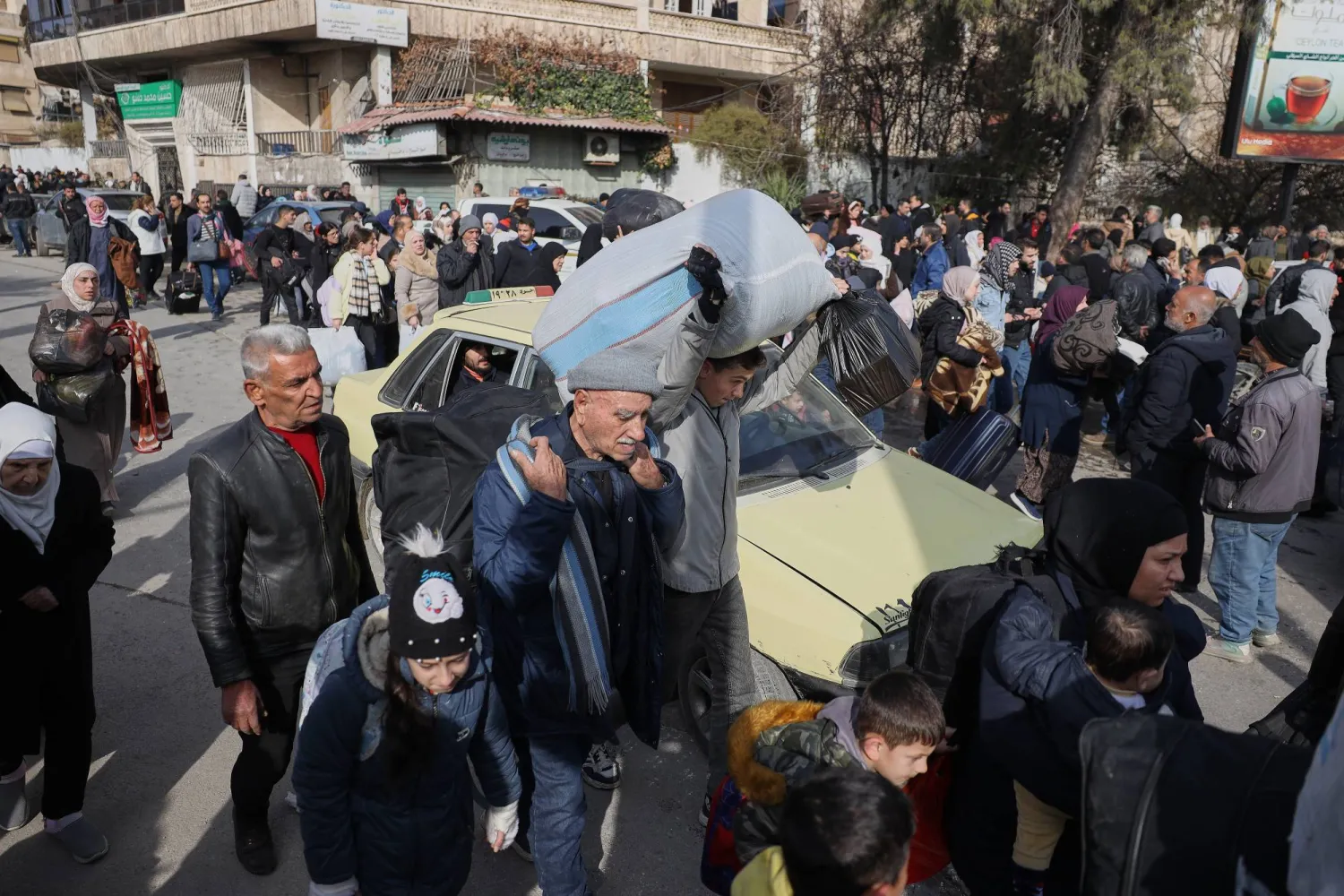 فرار السكان من حيي الشيخ مقصود والأشرفية بعد اندلاع اشتباكات بين قوات الحكومة السورية والمقاتلين الأكراد في منطقة متنازع عليها بمدينة حلب الشمالية، سوريا، الأربعاء 7 يناير/كانون الثاني 2026. ( أسوشييتد برس)