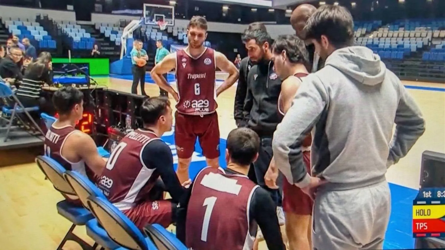 الفريق الإيطالي قبل اتخاذ قرار الانسحاب (تراباني شارك)