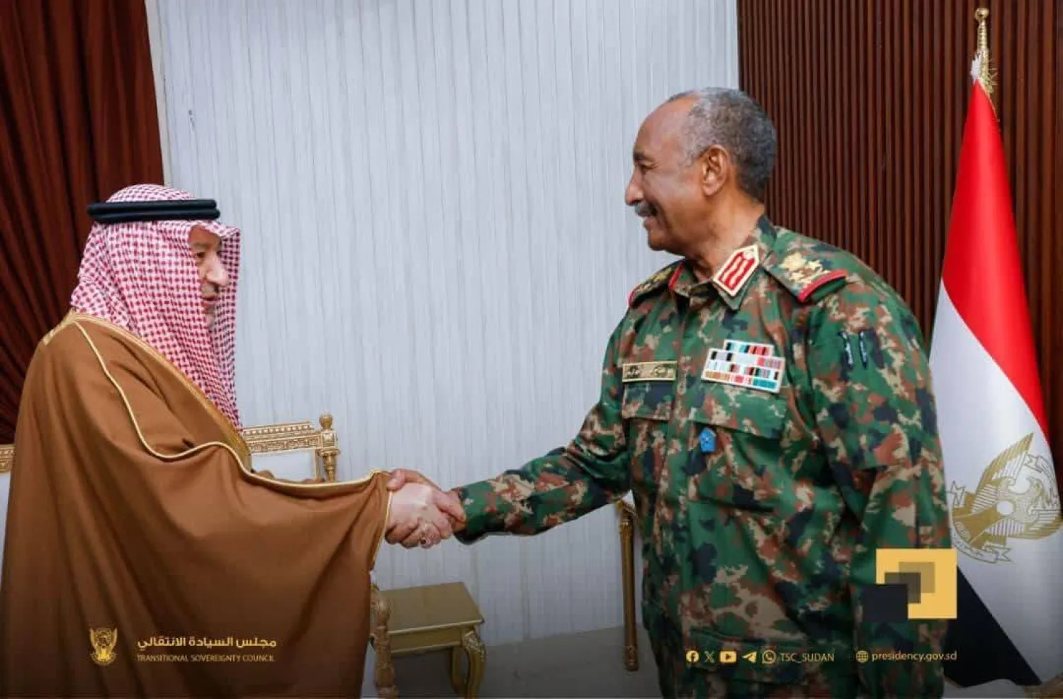 البرهان خلال استقباله وليد الخريجي نائب وزير الخارجية السعودي (مجلس السيادة)